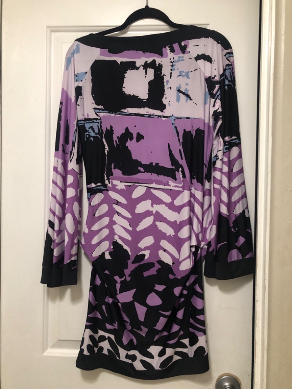 Analili stylish jersey sheath dress featuring a long sleeve butterfly print. M - Picture 3 of 5